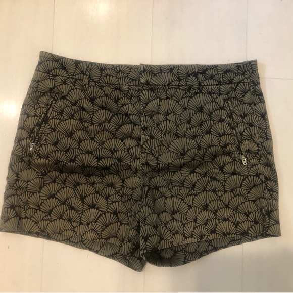 Level 99 Women’s Olive/Black Printed Shorts Waist 30 - Picture 3 of 3